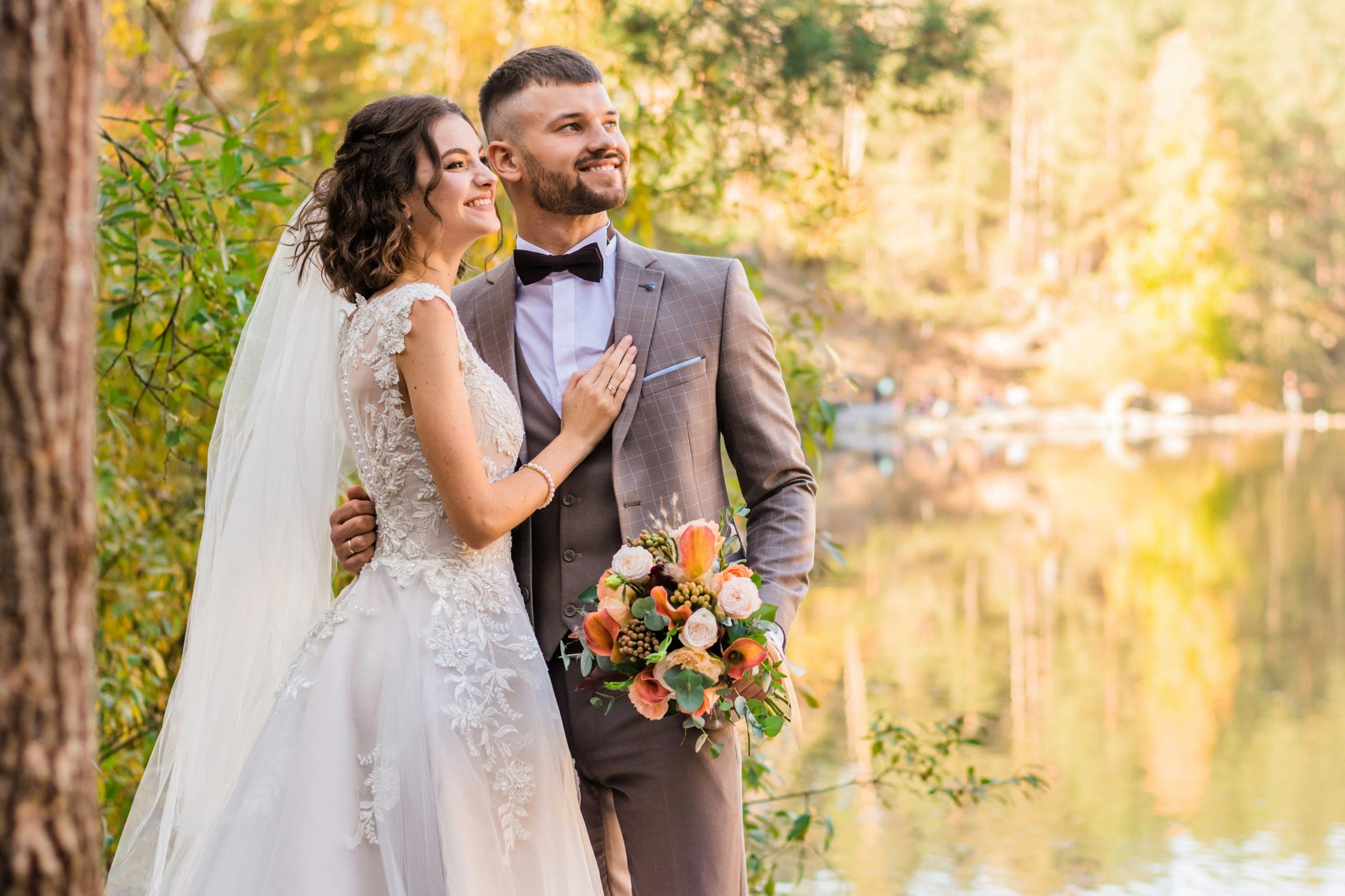 Pareja de novios celebrando su boda